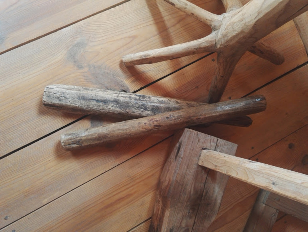 Эти две деревянные палки – старинный староверский утюг, которым разглаживали льняную одежду